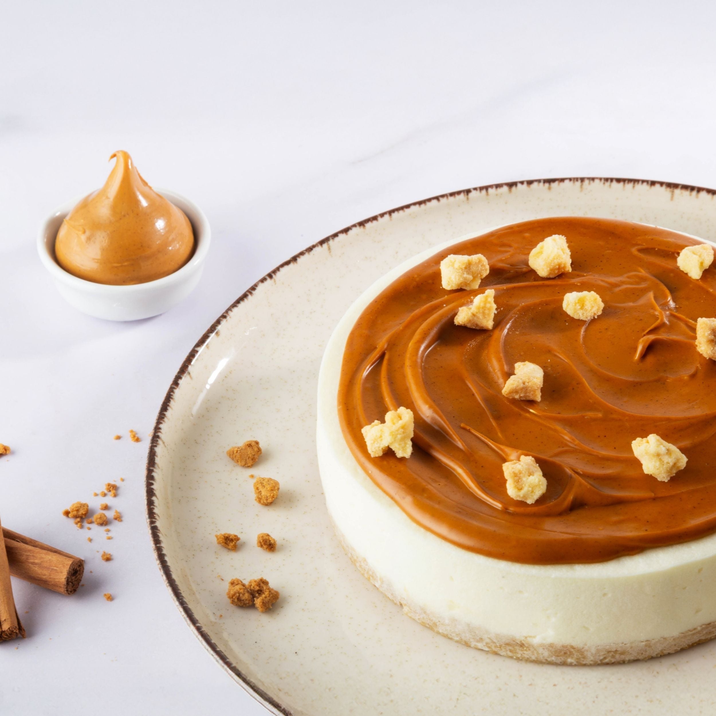 Cheesecake con crema alla canella e decorazione di crumble in superficie 